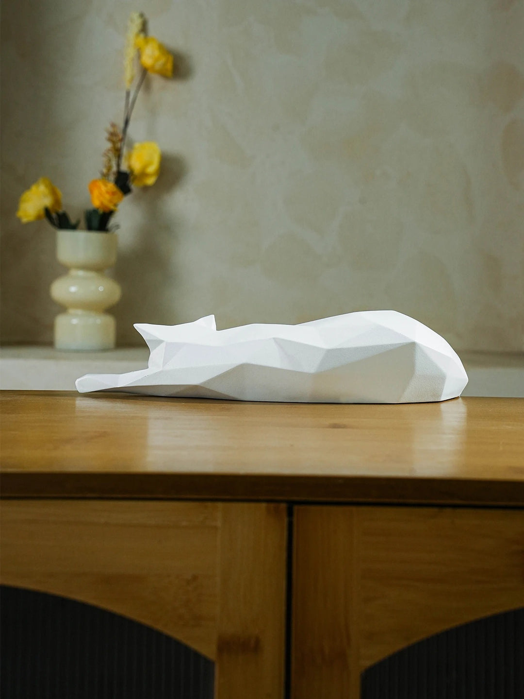 Cedro™ | Geometrische Statue einer ruhenden Katze